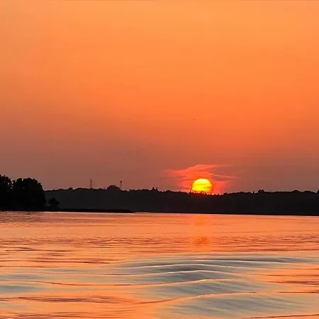 Urocza Chatka W Lesie Nad Woda Skubianka Exterior foto